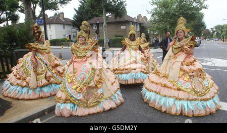 Les interprètes en costume se préparent à participer au Notting Hill Carnival, Londres. Banque D'Images