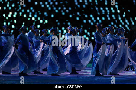 Des artistes ont été interprètes lors de la cérémonie d'ouverture des Jeux paralympiques de Londres 2012 au stade olympique de Londres. Banque D'Images