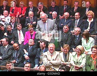 L'ancien président de la Chambre des communes, le très honorable Michael Martin, député, s'adresse à la Chambre des communes à Westminster pour demander la réélection à ce poste. La première législature qui a suivi les élections générales de la semaine dernière a été convoquée pour la première fois. * en plus d'un orateur assermenté, les nouveaux députés devront prêter serment d'allégeance à la reine Elizabeth. Banque D'Images