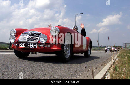 Les pilotes MG forment un convoi au siège de Lola à Huntingdon, mercredi 13 juin 2001, sur leur route pour la course de 24 heures du Mans en France qui a lieu le samedi 16 juin. Les constructeurs de voitures de course Lola ont conçu et construit un nouveau MG. * ... voiture de course pour cette année le Mans. Le dernier MG à participer à la course était de retour en 1965. Banque D'Images