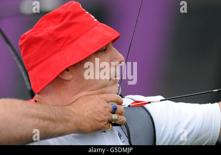 Phil Bottomley, de Grande-Bretagne, rivalise pendant le tour de classement de l'équipe masculine Recurve Open à Woolwich Arsenal, Londres. Banque D'Images