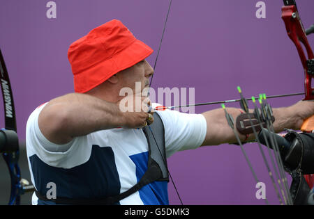 Phil Bottomley, de Grande-Bretagne, rivalise pendant le tour de classement de l'équipe masculine Recurve Open à Woolwich Arsenal, Londres. Banque D'Images