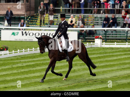 Andrew Nicholson, en Nouvelle-Zélande, qui fait le tour de Calico Joe dans la phase de dressage des essais de chevaux Land Rover Burghley à Burghley Park, Stamford. Banque D'Images