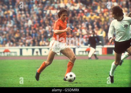 (l-r) le capitaine des Pays-Bas Johan Cruyff tente de passer devant le capitaine de l'Allemagne de l'Ouest Franz Beckenbauer. Banque D'Images