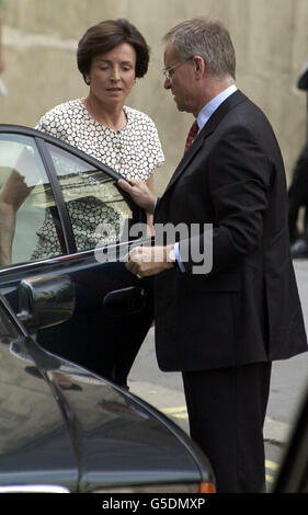 Lord Archer tient la porte de sa voiture ouverte à son épouse Mary lorsqu'ils arrivent au Old Bailey, centre de Londres, en 2001. Le romancier le plus vendu et ancien vice-président du Parti conservateur nie avoir perverti le cours de la justice, parjure et utilisé un journal comme instrument faux. * dans le cadre de son cas de diffamation de 1997 contre un journal. Banque D'Images