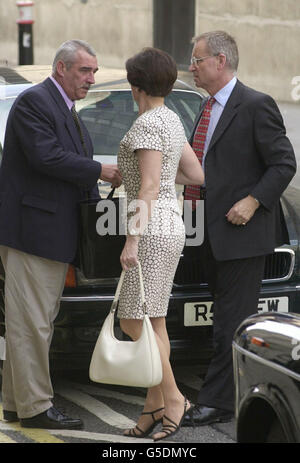 Lord Archer et son épouse Mary arrivent au Old Bailey, centre de Londres, en 2001.Le romancier le plus vendu et ancien vice-président du Parti conservateur nie avoir perverti le cours de la justice, parjure et utilisé un journal comme instrument faux.* dans le cadre de son cas de diffamation de 1997 contre un journal. Banque D'Images