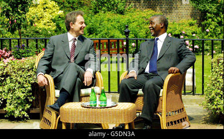 Le Premier ministre Tony Blair (L) s'entretient avec Thabo Mbeki, Président de la République d'Afrique du Sud, dans le jardin de la rue Downing no 10 à Londres. Mbeki effectue une visite officielle de quatre jours en Grande-Bretagne. Banque D'Images