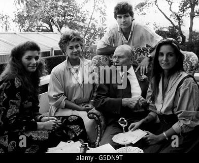 L'acteur Sir Laurence Olivier, 80 ans, avec sa femme Lady Olivier (2e gauche), son fils Richard, et ses deux filles Tamsin (gauche) et Julie-Kate. Banque D'Images