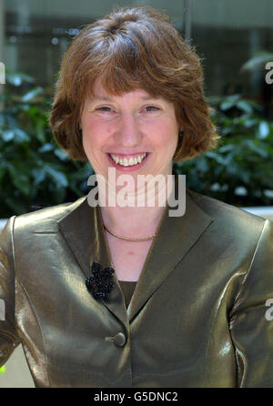 La baronne Ashton, sous-secrétaire parlementaire aux normes des écoles, lors d'un appel photo au ministère de l'éducation et de la formation à Londres. * 13/03/03 les écoles fournissant tout, de la garde d'enfants à l'éducation des adultes, doivent apparaître dans toute l'Angleterre au cours des prochaines années, a déclaré le gouvernement. La ministre de l'éducation junior, Baroness Ashton, a déclaré qu'un peu plus de 52 millions de personnes seraient investies pour s'assurer qu'il y avait au moins une « école élargie » dans chaque autorité locale de l'éducation d'ici 2006. Banque D'Images