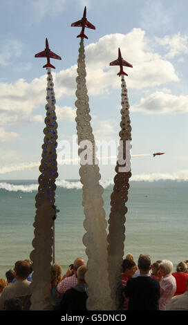 Les flèches rouges de la RAF présentent un spectacle acrobatique pour ouvrir le Bournemouth Air Festival à Dorset, au-dessus d'un mémorial pour le pilote de vol Jon Egging de Reds, décédé lors d'un accident lors du festival de l'an dernier. APPUYEZ SUR ASSOCIATION photo. Date de la photo: Mercredi 29 août 2012. L'exposition comprenait un tour commémoratif en l'honneur d'Egging et de son collègue Flt Lt Sean Cunningham, qui a été tué dans un autre incident à la RAF Scampton dans le Lincolnshire en novembre dernier. Le crédit photo devrait se lire: Chris Ison/PA Wire Banque D'Images
