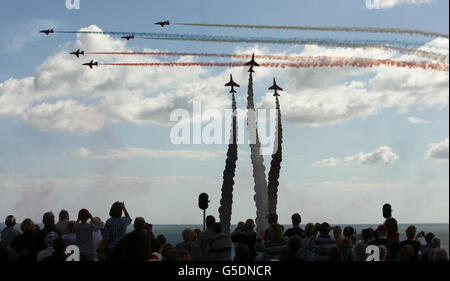 Les flèches rouges de la RAF présentent un spectacle acrobatique pour ouvrir le Bournemouth Air Festival à Dorset, au-dessus d'un mémorial pour le pilote de vol Jon Egging de Reds, décédé lors d'un accident lors du festival de l'an dernier. Banque D'Images
