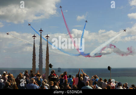 Les flèches rouges de la RAF présentent un spectacle acrobatique pour ouvrir le Bournemouth Air Festival à Dorset, au-dessus d'un mémorial pour le pilote de vol Jon Egging de Reds, décédé lors d'un accident lors du festival de l'an dernier. Banque D'Images
