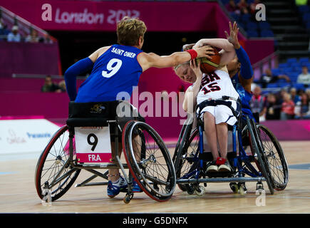 Jeux paralympiques de Londres - jour 1.Aux USA, Rose Hollermann protège le ballon de la main de Fabienne Saint-Omer Delepine (à gauche) Banque D'Images