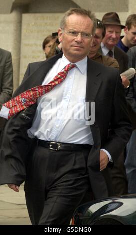 Lord Archer quitte le Old Bailey, dans le centre de Londres, où il nie avoir perverti le cours de la justice, le parjure et l'utilisation d'un journal comme instrument faux dans le cadre de son procès en diffamation de 1987 contre un journal. Banque D'Images