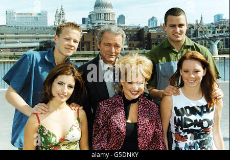 Hme & Away cast tournage Londres Banque D'Images