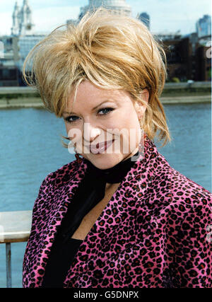 L'actrice Emily Symons, qui joue à Marilyn Chambers dans la maison australienne de savon et loin, à Londres, où les acteurs filment des épisodes du spectacle, qui doit revenir en juillet 2001.* les vedettes de savon d'Australie ont échangé à la maison pour l'extérieur comme ils ont préparé pour un retour bienvenu aux écrans de télévision britanniques.Les droits exclusifs de la série, qui a duré 11 ans sur ITV, ont été achetés par Channel 5 en 2000. Banque D'Images