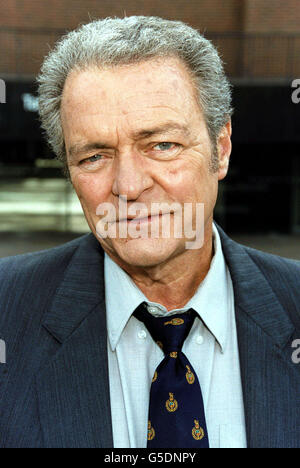 L'acteur Norman Coburn, qui joue Donald Fisher dans le SOAP Home and Away australien, à Londres, où les acteurs filment des épisodes du spectacle, qui doit revenir en juillet 2001.* les vedettes de savon d'Australie ont échangé à la maison pour l'extérieur comme ils ont préparé pour un retour bienvenu aux écrans de télévision britanniques.Les droits exclusifs de la série, qui a duré 11 ans sur ITV, ont été achetés par Channel 5 en 2000. Banque D'Images