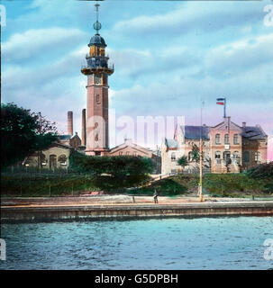 Unter den Coaching von uns die 56 Neufahrwasser fällt.Lotsenstation auf, auf dessen hohem Turm ein gewaltiger Bak bei stürmischer hinausfahrenden Seeleute Witterung die auf die Gefahren des Meeres aufmerksam macht. La Pologne, ex-territoires de l'Est de l'Allemagne, la Prusse occidentale, Europe, voyage, années 10, 20, 20e siècle, archive, Carl Simon, histoire, historique, Baltique, mer, maison, garde-côtes, lighthouse Banque D'Images