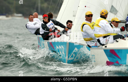 John Robertson, Hannah Stodel et Stephen Thomas, membres de l'équipe britannique Sonar, suivent l'équipe australienne de premier plan autour du point de la météo lors de la compétition d'aujourd'hui sur le site de voile de Weymouth et de Portland. Banque D'Images