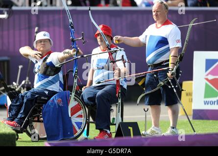 Paul Browne (à gauche), de Grande-Bretagne, est en compétition avec Phil Bottomley (au centre) et Allen Kenny lors de la réception de l'équipe masculine de tir à l'arc - ouverte à la caserne de l'Artillerie royale, à Londres Banque D'Images