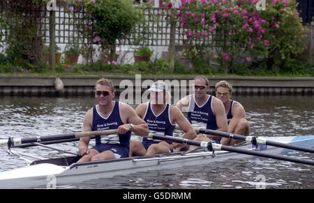 Les héros olympiques (de gauche à droite) Matthew Pinsent, Tim Foster, Sir Steven Redgrave et James Crackell raviraient leur bateau gagnant pour la dernière fois sur la Tamise à Henley, dans l'Oxfordshire.Les quatre ont raflé l'or dans les fours sans coxless à Sydney l'année dernière.* ils ont racouru 1,000 mètres en amont de la rivière et du musée d'aviron de la ville.Leur bateau sera maintenant fier de prendre place dans une collection de bateaux d'aviron historiques, y compris celui dans lequel Redgrave et Pinsent ont remporté l'or de la Grande-Bretagne dans les Jeux d'Atlanta de 1996. Banque D'Images