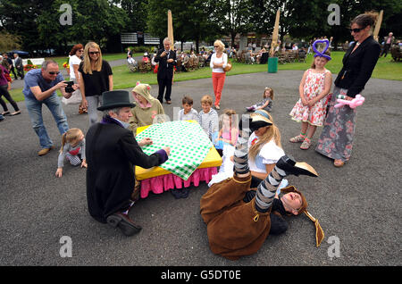 Courses hippiques - Journée de la famille - Sandown Park. Divertissement pour la journée en famille au parc Sandown. Banque D'Images