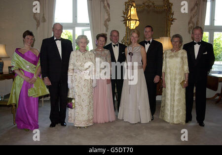 La reine Elizabeth et le duc d'Édimbourg, lors d'une visite officielle en Norvège, ont donné un dîner à leurs hôtes, entre autres. La photo montre de gauche à droite la princesse Martha Louise, le roi Harald, la reine Elizabeth, la reine Sonja, le prince Philip, Mme mette-Marit Tjessem Hoiby. *... (Qui est engagé pour être marié à Crownprince Haakon), Crownprince Haakon, la princesse Astrid Mme Ferner et M. Johan Martin Ferner. Banque D'Images