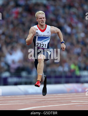 Jonnie Peacock en Grande-Bretagne pendant la chaleur de 100m - T44 au stade olympique de Londres. Banque D'Images