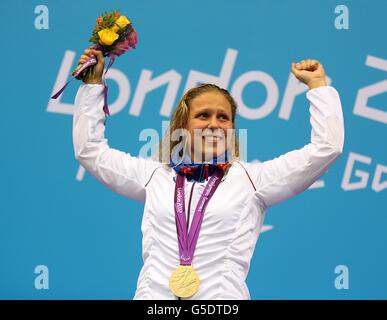 Elodie Lorandi, France, célèbre avec sa médaille d'or après avoir remporté la finale de 400 m de Freestyle - Banque D'Images