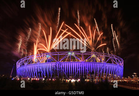 Jeux paralympiques de Londres - jour 11.Les feux d'artifice explosent au-dessus du stade olympique lors de la cérémonie de clôture des Jeux paralympiques, à Londres. Banque D'Images