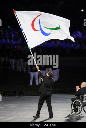 Le maire de Rio Eduardo Paes (à gauche) reçoit le drapeau paralympique de l'IPC Sir Philip Craven lors de la cérémonie de clôture des Jeux paralympiques au stade olympique de Londres. Banque D'Images