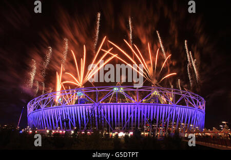 Jeux paralympiques de Londres - jour 11.Les feux d'artifice explosent au-dessus du stade olympique lors de la cérémonie de clôture des Jeux paralympiques, à Londres. Banque D'Images