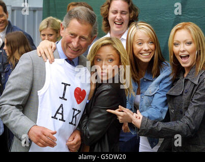 Le Prince de Galles reçoit un T-shirt du groupe pop Atomic Kitten, (GAUCHE-DROITE) Jenny Frost, Liz Maclarnon et Natasha Hamilton à Londres. Atomic Kitten, ambassadeurs de Prince's Trust, a joué à Party in the Park. * le concert à Hyde Park qui 100,000 personnes au centre de Londres parc. Tom Jones, Geri Halliwell et David Gray ont joué pour célébrer 25 ans de la Fiducie du Prince. Banque D'Images