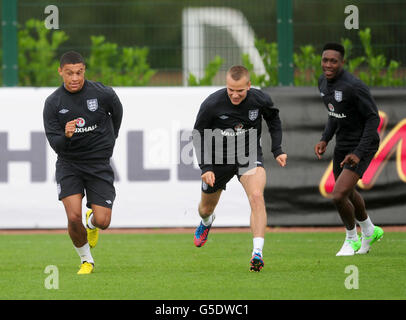 Football - coupe du monde de la FIFA 2014 - qualificateur - Groupe H - Angleterre / Ukraine - session d'entraînement d'Angleterre - Londres Colney.Alex Oxlade-Chamberlain, Tom Cleverley et Danny Welbeck en Angleterre (de gauche à droite) pendant l'entraînement Banque D'Images