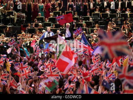 Le chef d'orchestre Jiri Belohlavek avec le chanteur Joseph Calleja qui joue pendant la BBC la dernière nuit des Proms, au Royal Albert Hall de Londres. Banque D'Images