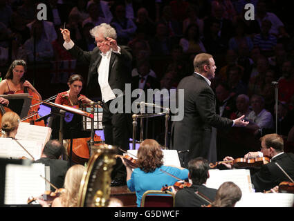 Le chef d'orchestre Jiri Belohlavek avec le chanteur Joseph Calleja qui joue pendant la BBC la dernière nuit des Proms, au Royal Albert Hall de Londres. Banque D'Images