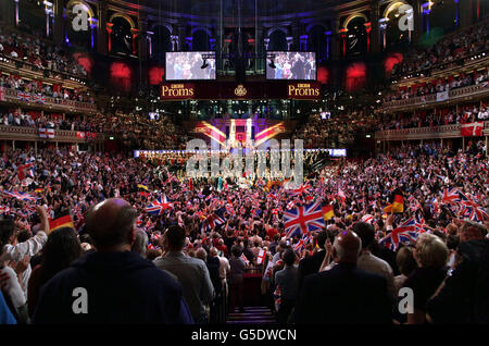 Le public agite des drapeaux lors de la finale de la BBC dernière nuit des Proms, au Royal Albert Hall de Londres. Banque D'Images