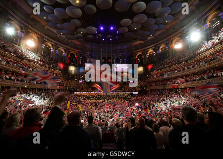 Le public agite des drapeaux lors de la finale de la BBC dernière nuit des Proms, au Royal Albert Hall de Londres. Banque D'Images