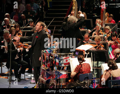 Le chef d'orchestre Jiri Belohlavek avec le chanteur Joseph Calleja qui joue pendant la BBC la dernière nuit des Proms, au Royal Albert Hall de Londres. Banque D'Images