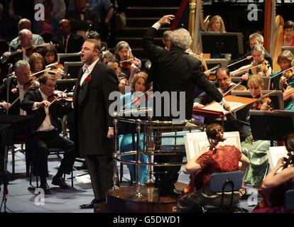 Le chef d'orchestre Jiri Belohlavek avec le chanteur Joseph Calleja qui joue pendant la BBC la dernière nuit des Proms, au Royal Albert Hall de Londres. Banque D'Images