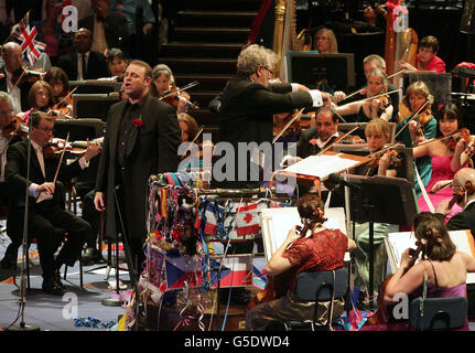 Le chef d'orchestre Jiri Belohlavek avec le chanteur Joseph Calleja qui joue pendant la BBC la dernière nuit des Proms, au Royal Albert Hall de Londres. Banque D'Images