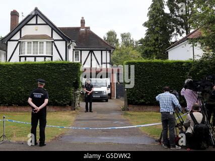 La police se tient devant la maison de Saad al-Hilli à Claygate, Surrey, après avoir évacué une zone autour de sa maison en raison de « préoccupations » concernant des articles trouvés à l'adresse. Banque D'Images