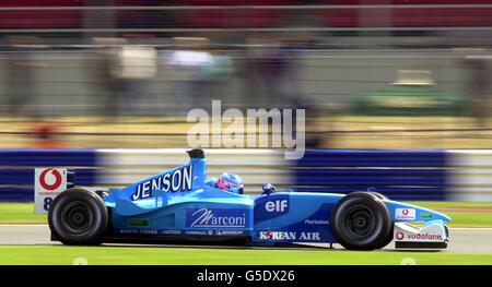 Le pilote de Formule 1 Renault de Benetton Jenson Button en action, lors de la séance d'essais à Silverstone. Le Grand Prix britannique doit avoir lieu à Silverstone le 15/07/01. Banque D'Images