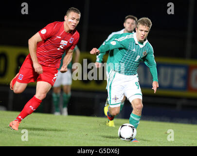 Jamie Ward, d'Irlande du Nord, en action avec Tom Schnell, de Luxembourg (à gauche), lors du match de qualification de la coupe du monde de la FIFA 2014 Windsor Park, Belfast. Banque D'Images