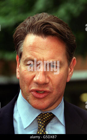 Le chancelier fantôme Michael Portillo réagit aux reporters en attente devant la Cardinal Vaughan Memorial School dans sa circonscription de Kensington et Chelsea à Londres, à la suite de la décision de l'ancien ministre de l'Europe David Davis de quitter la course à la direction conservatrice.*... et endosser la campagne du secrétaire de la défense fantôme Iain Duncan Smith.La décision de M. Davis a réduit le champ des candidats à trois - M. Duncan Smith, Portillo et l'ancien chancelier Kenneth Clarke. Banque D'Images