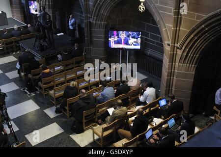 La déclaration du Premier ministre David Cameron est surveillée à la cathédrale anglicane de Liverpool, lors d'une conférence de presse pour la publication des articles inédits du Hillsborough Independent Panel. Banque D'Images