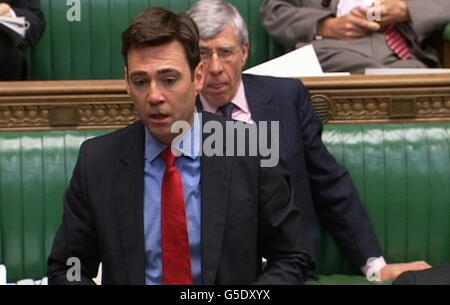 Le secrétaire à la Santé fantôme, Andy Burnham, répond après que le premier ministre David Cameron a fait une déclaration à la Chambre des communes, à Londres, sur le rapport Hillsborough. Banque D'Images