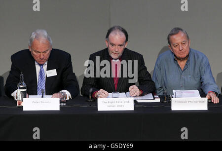 Membres du Groupe indépendant de Hillsborough (de gauche à droite) Peter Sissons, évêque de Liverpool le révérend droit James Jones (président) et le professeur Phil Scraton répondent aux questions posées lors d'une conférence de presse à la cathédrale anglicane de Liverpool après la publication d'articles inédits sur la catastrophe de Hillsborough. Banque D'Images