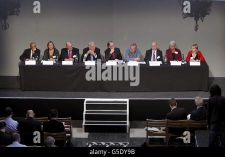 Hillsborough membres du Groupe indépendant (de gauche à droite) Raju Bhatt, Sarah Tyacke, Paul Leighton CBE, Peter Sissons, évêque de Liverpool le révérend droit James Jones (président), professeur Phil Scraton, Dr Bill Kirkup CBE, Christine Gifford et Katy Jones répondent à des questions lors d'une conférence de presse à la cathédrale anglicane de Liverpool après la publication d'articles inédits sur la catastrophe de Hillsborough. Banque D'Images