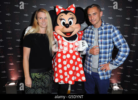 (De gauche à droite) Katie Hillier, Minnie Mouse et Richard Nicoll au lancement de la collection Inspired by Minnie Mouse, où les designers ont créé un certain nombre de « Minnie must Haves » pour former la collection Disney dans le cadre de la London Fashion week printemps/été 2013, à Somerset House, Londres. Banque D'Images